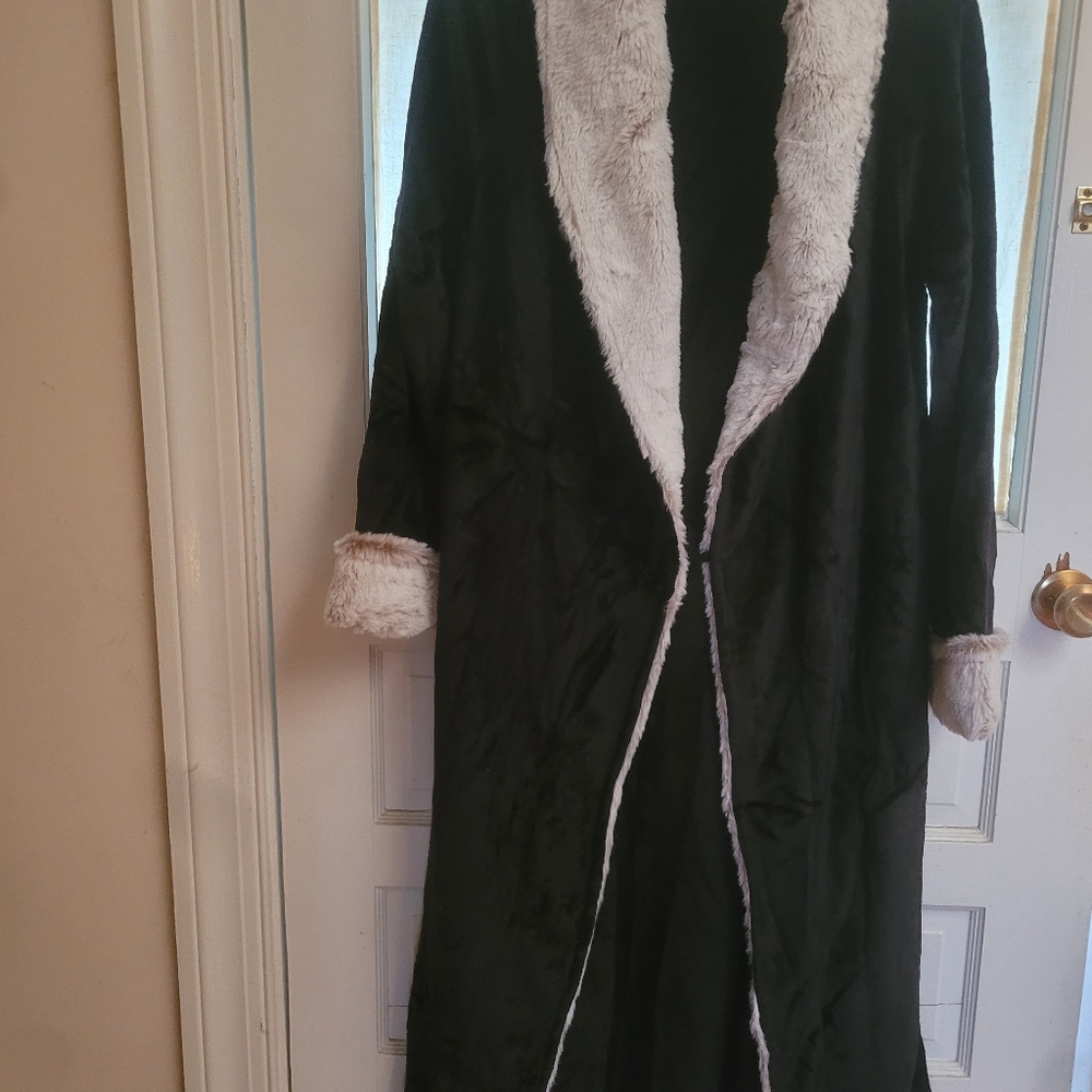 Robe Blk And Cream Plush